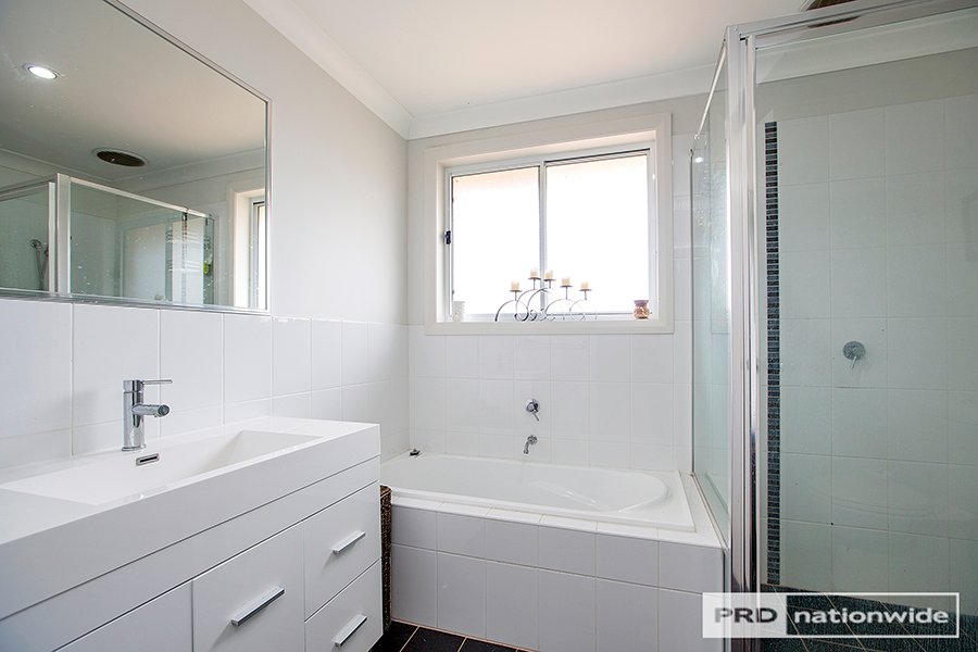 33 Higgins Lane TAMWORTH 5