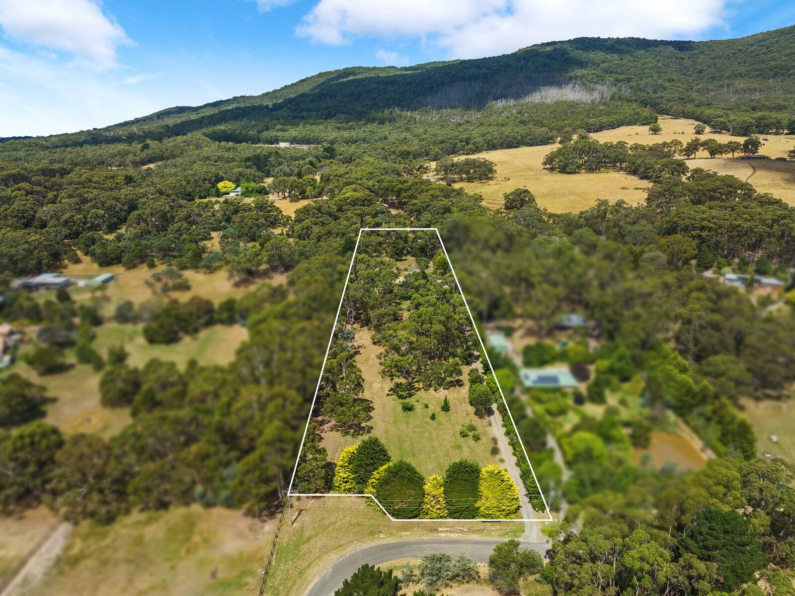 Real Estate and Property in 33 Lowry Drive, Woodend, VIC