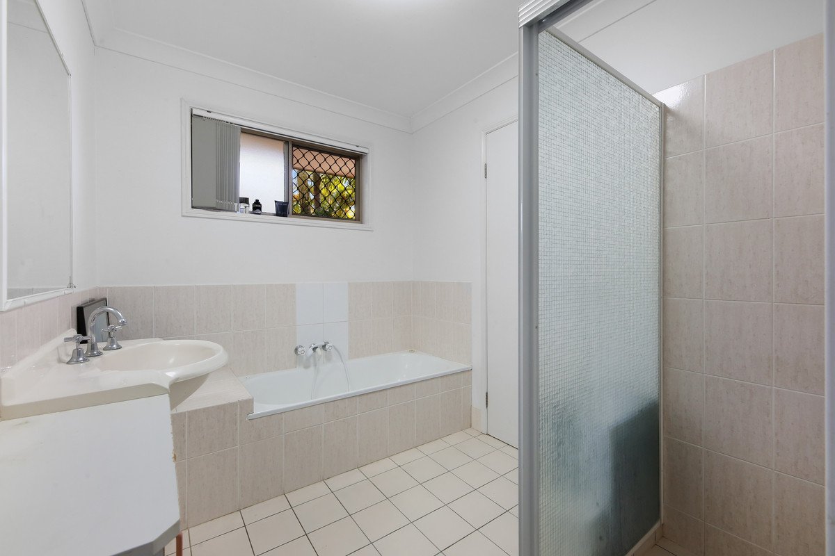 33 Montezuma Drive BURLEIGH WATERS 11