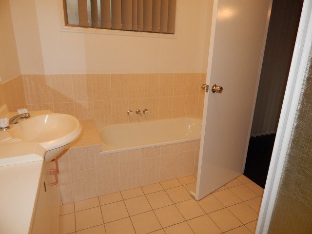 33 Montezuma Drive BURLEIGH WATERS 4