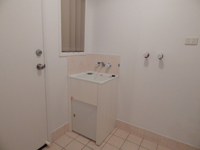 33 Montezuma Drive BURLEIGH WATERS 7