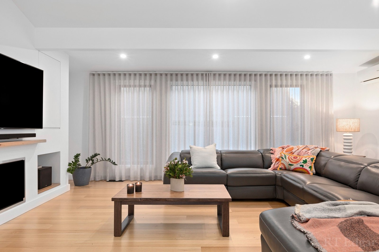 Real Estate and Property in 33 Mountain View Road, Mount Eliza, VIC