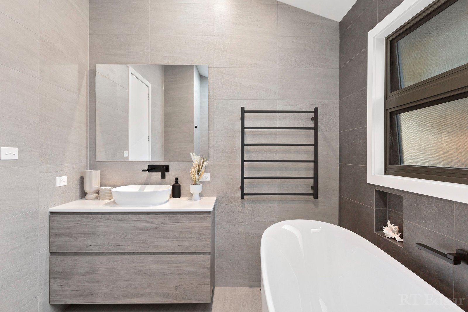 Real Estate and Property in 33 Mountain View Road, Mount Eliza, VIC