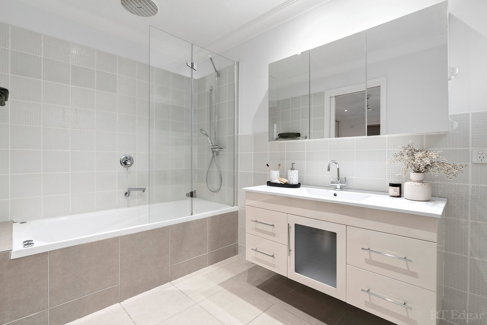 Real Estate and Property in 33 Olympus Drive, Croydon South, VIC