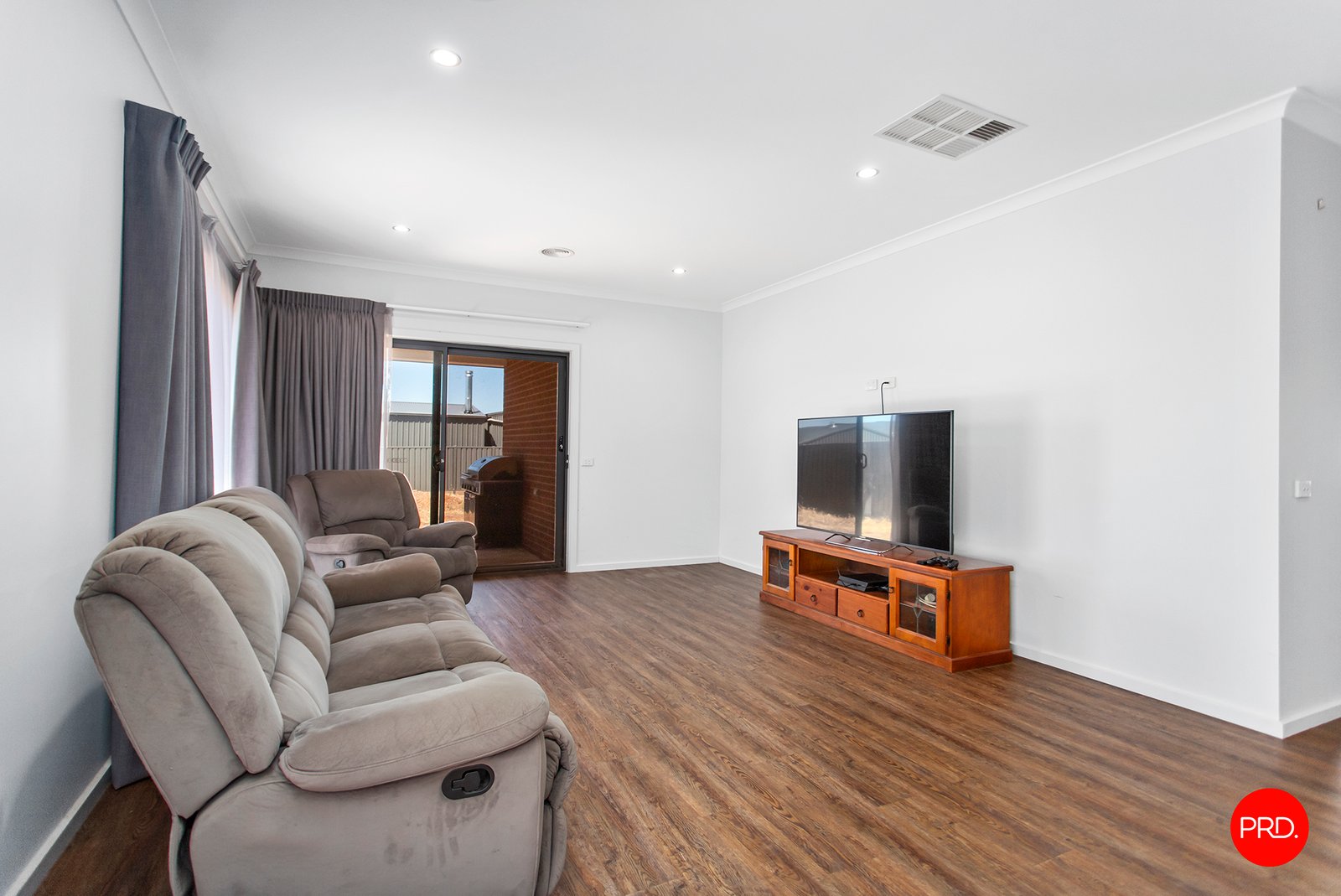 33 Pembroke Drive MARONG 9