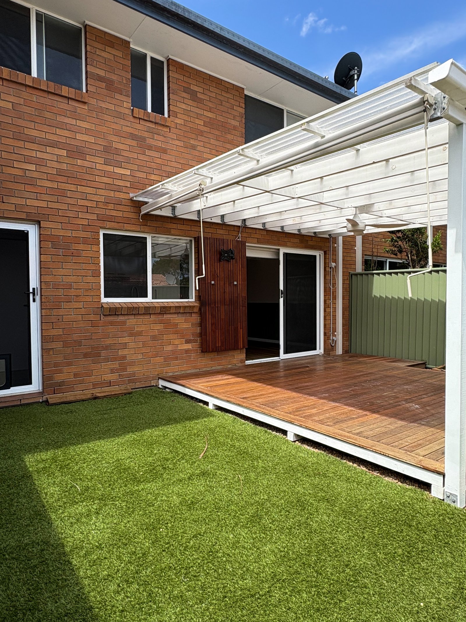 3/3 Pontoon Place VARSITY LAKES 12