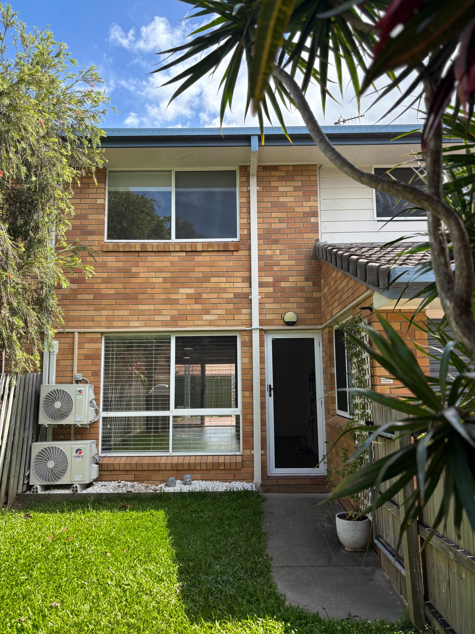 3/3 Pontoon Place VARSITY LAKES 13