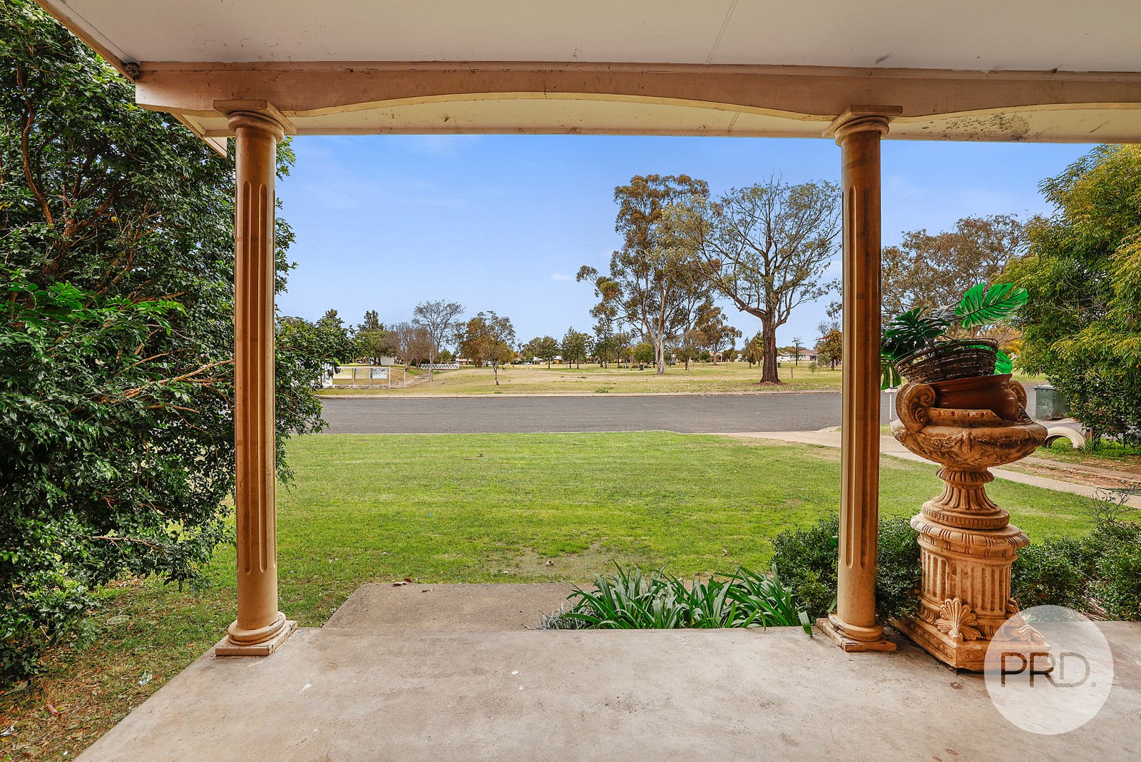 33 Waree Drive TAMWORTH 2