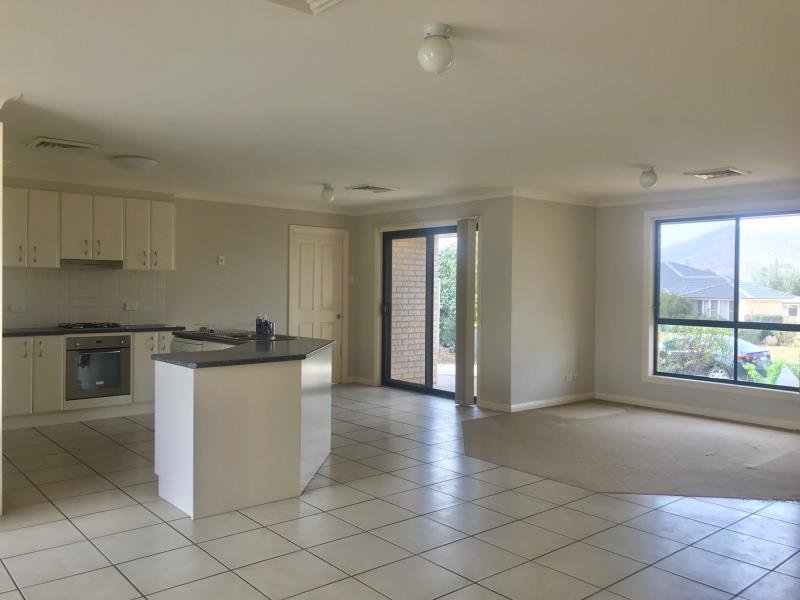 33 Warrah Dr  TAMWORTH 2