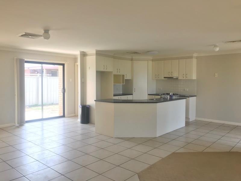 33 Warrah Dr  TAMWORTH 3