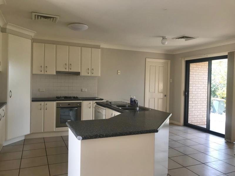 33 Warrah Dr  TAMWORTH 4