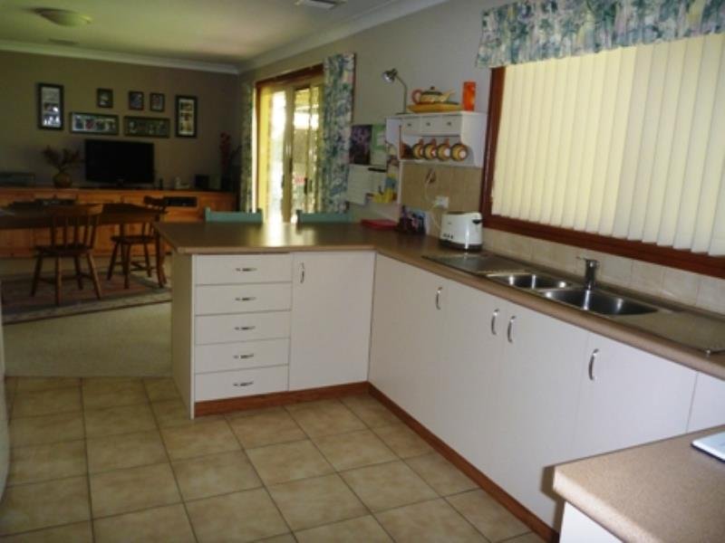 33 Warrambool Crescent GLENFIELD PARK 2