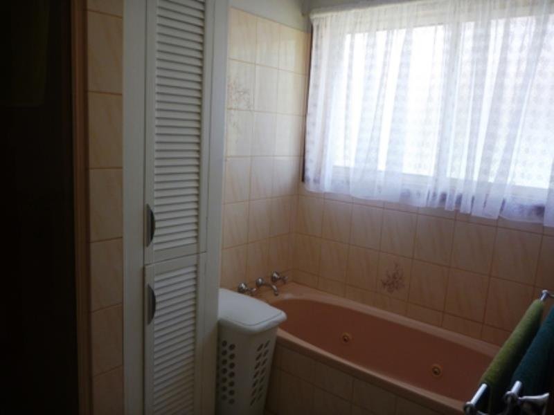 33 Warrambool Crescent GLENFIELD PARK 3