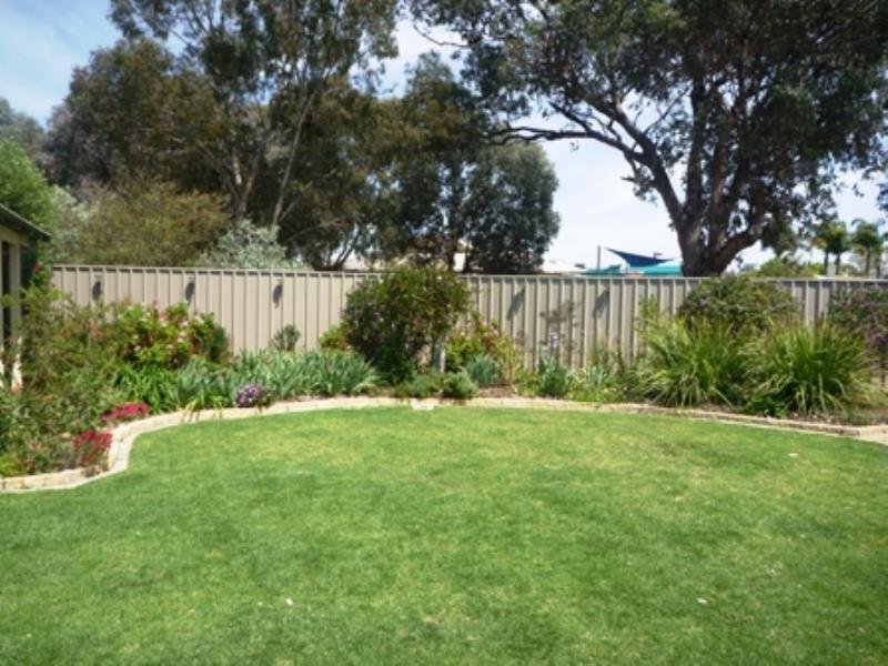 33 Warrambool Crescent GLENFIELD PARK 4
