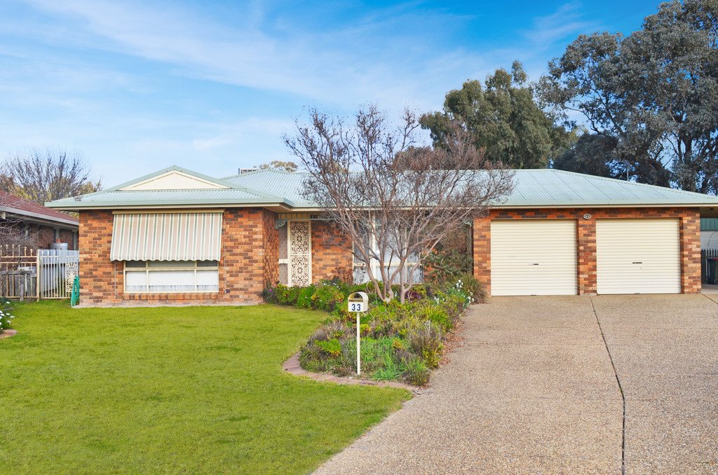 33 Warrambool Crescent GLENFIELD PARK 1