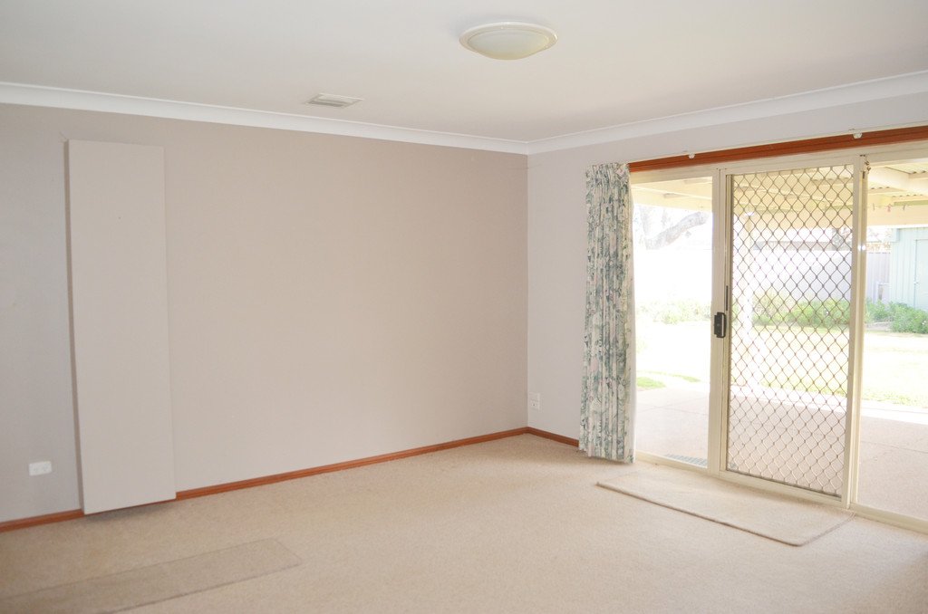 33 Warrambool Crescent GLENFIELD PARK 5