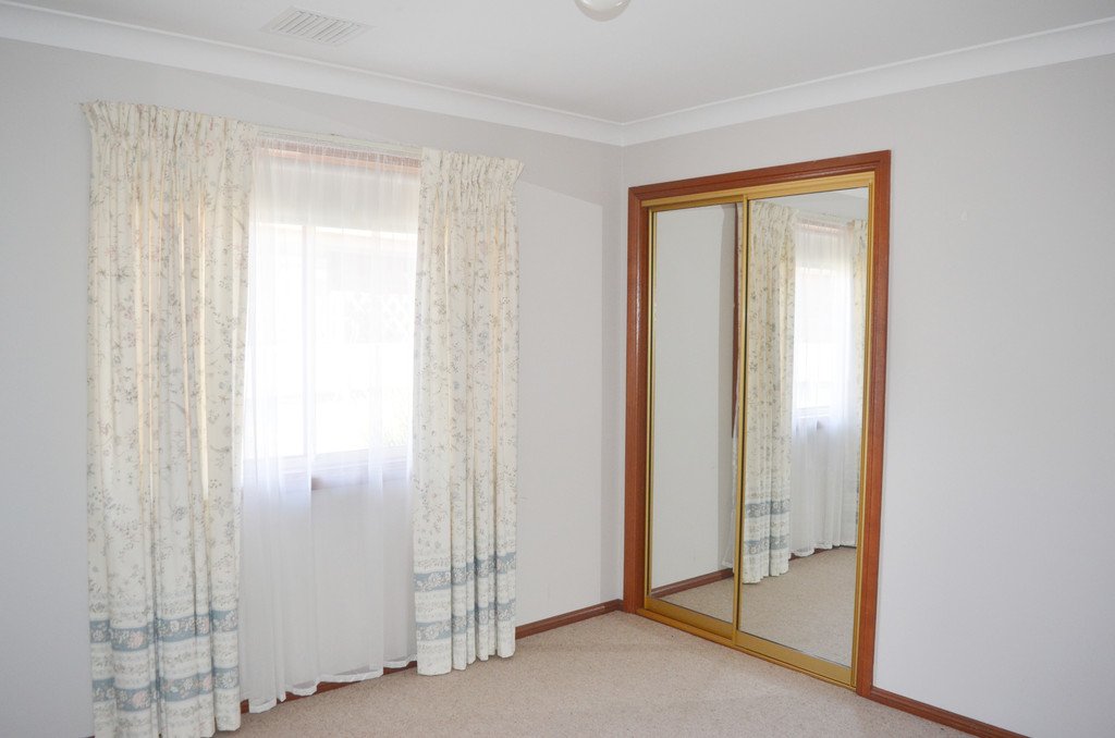 33 Warrambool Crescent GLENFIELD PARK 8