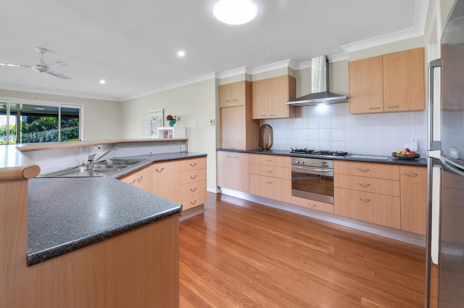 33 Warrungen Way ASHMORE 8