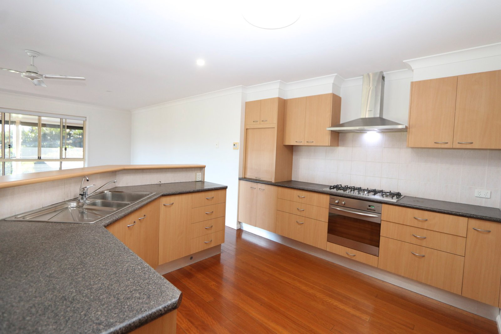 33 Warrungen Way ASHMORE 8