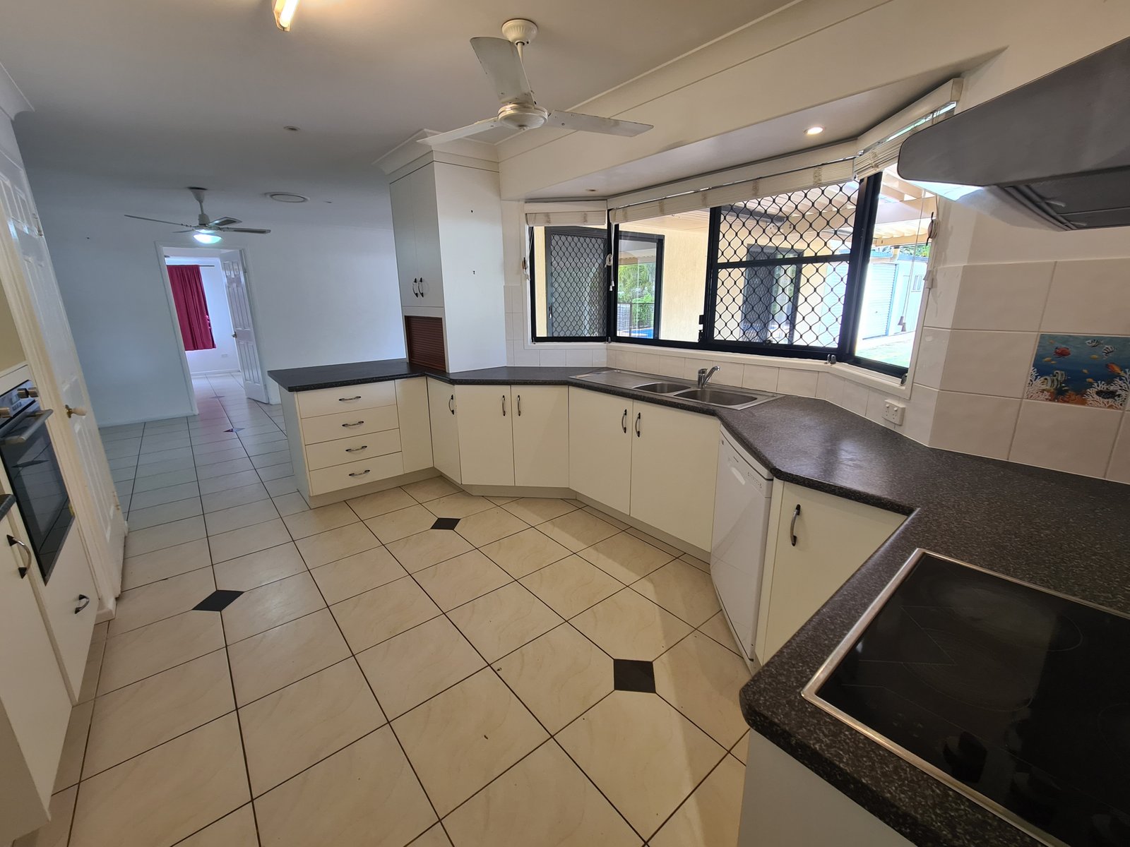 33 Wyndham Avenue BOYNE ISLAND 4