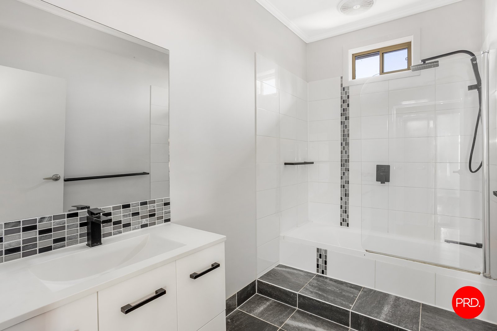 330 High St  KANGAROO FLAT 11