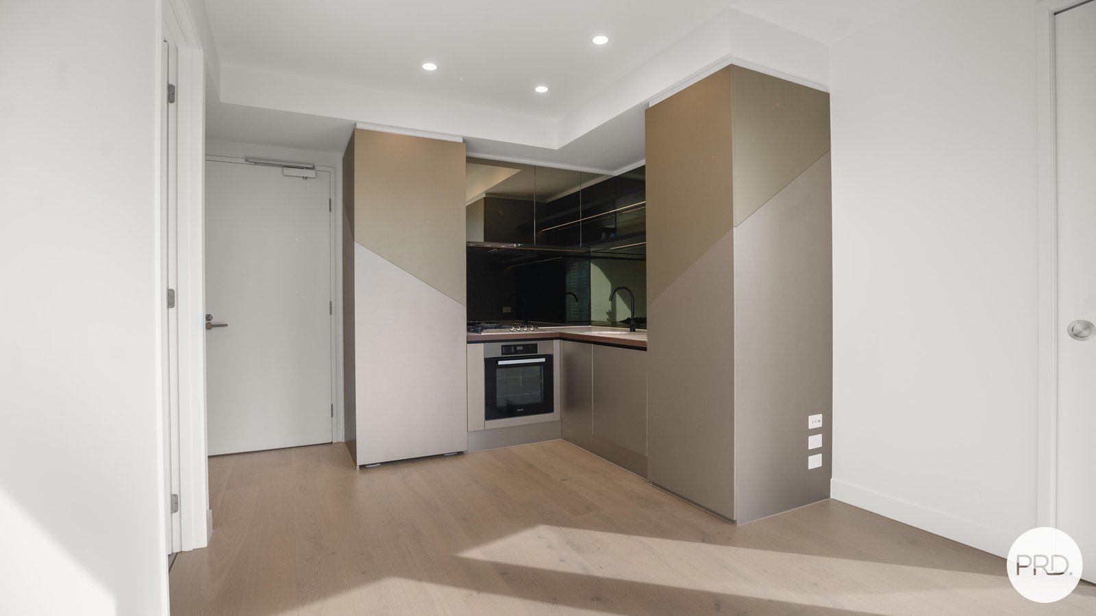 3305/138 Spencer Street MELBOURNE 2