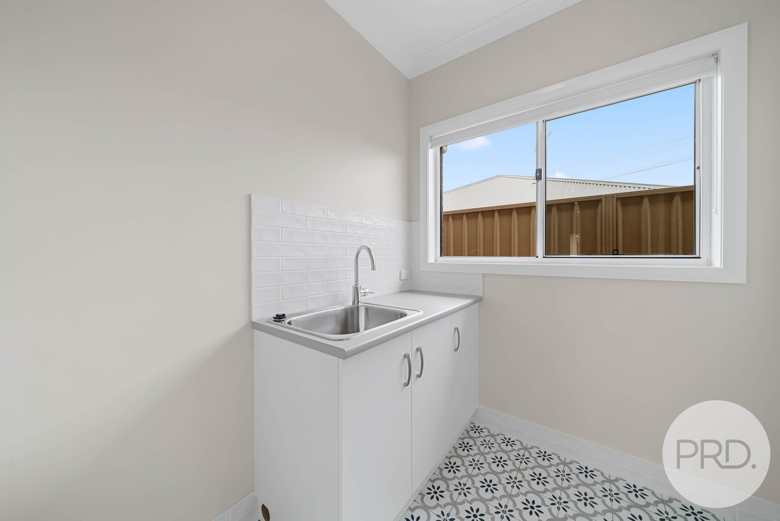 3/309 Lake Albert Road KOORINGAL 9