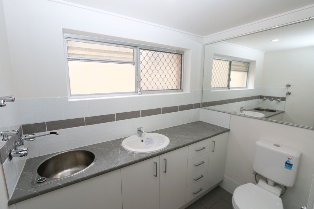 3/33 Middle Street LABRADOR 9