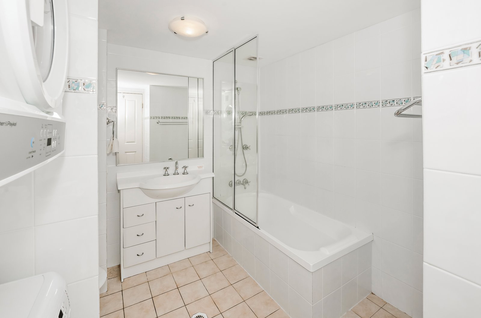 33/82-86 Limetree Parade RUNAWAY BAY 10