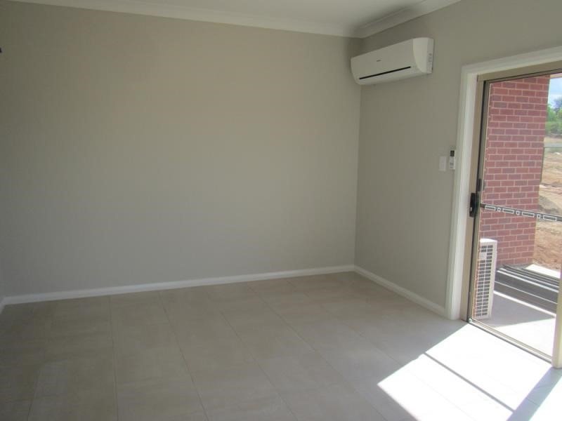 33a Falcon Drive TAMWORTH 2