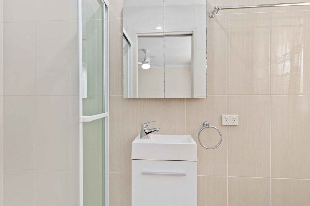 3/4 Cotinga Crescent Burleigh Waters 9