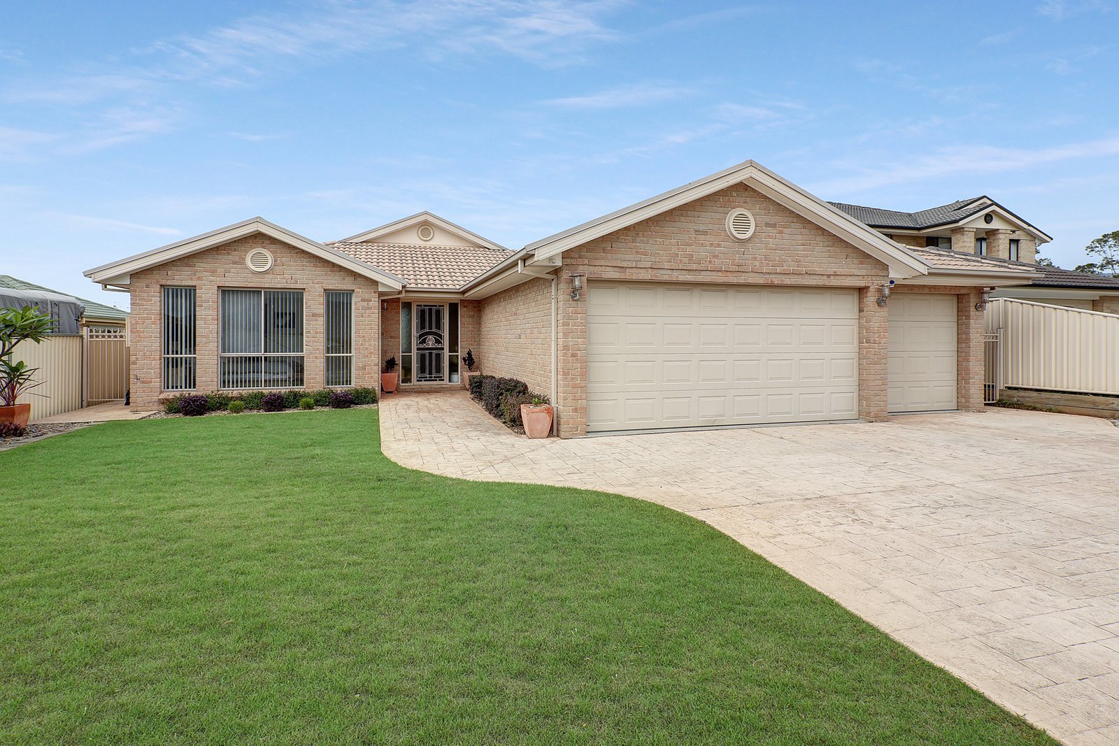 34 Denham Drive HORSLEY 1