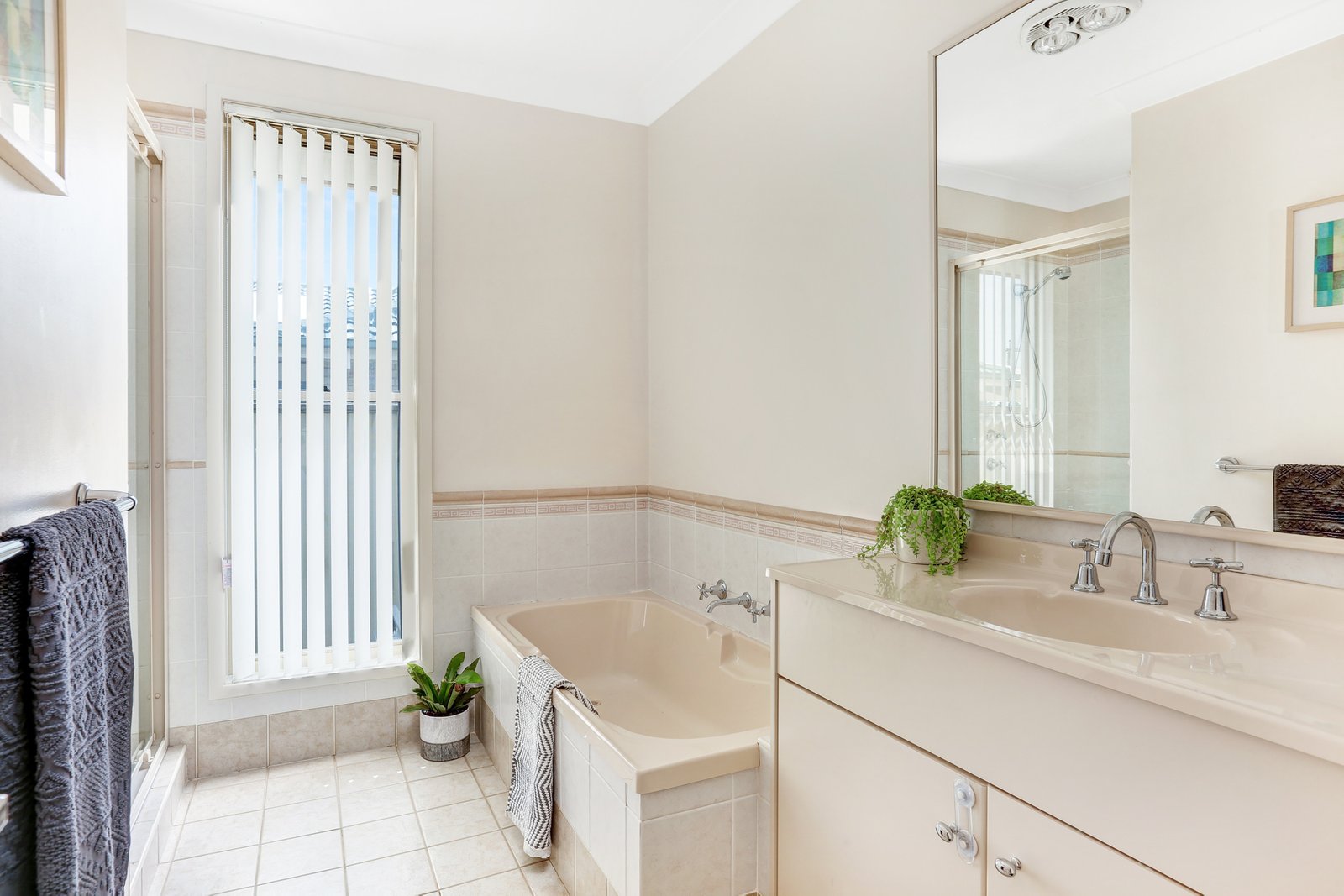 34 Denham Drive HORSLEY 9