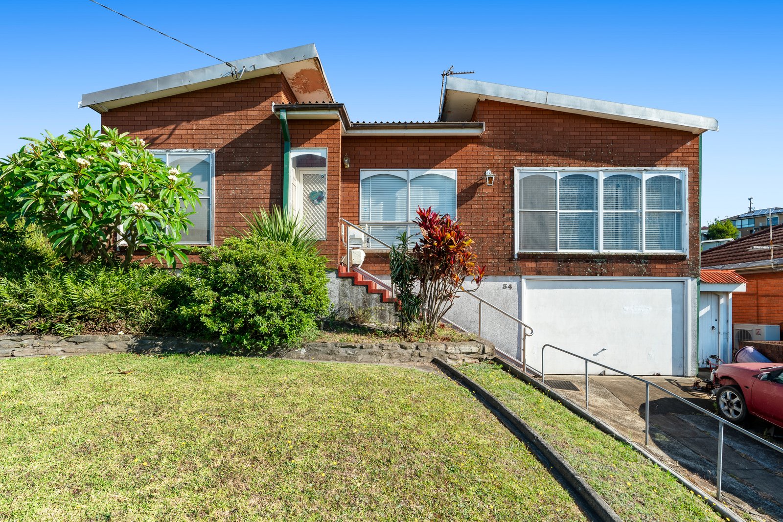 34 Gloria Crescent LAKE HEIGHTS 1