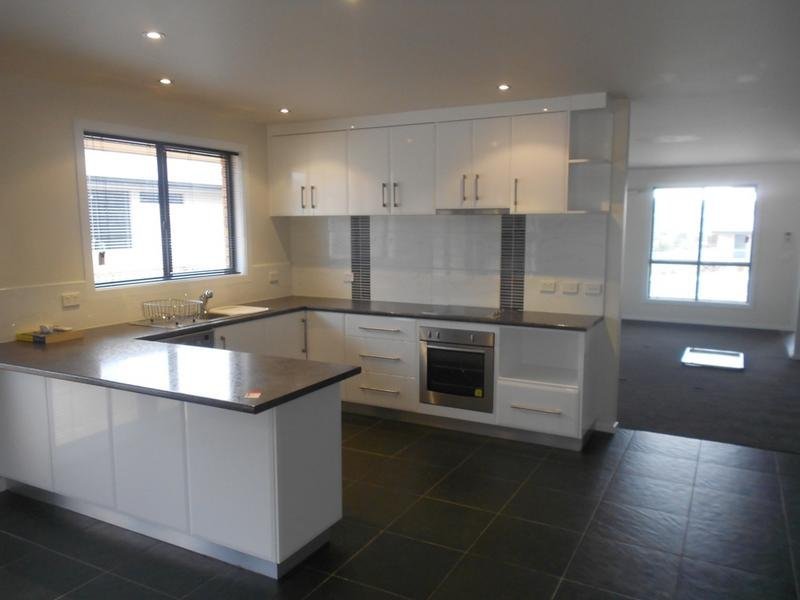34 Horsham Road OAKDOWNS 1