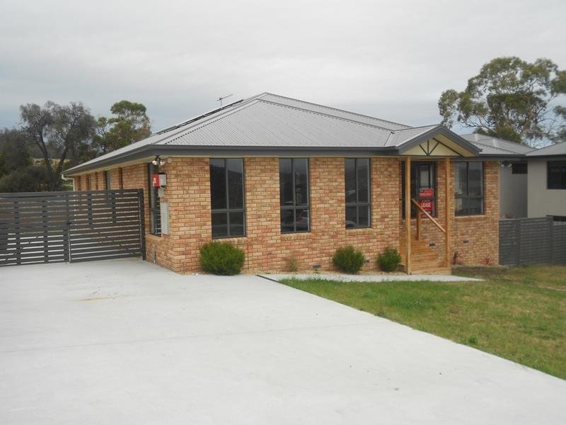 34 Horsham Road OAKDOWNS 3