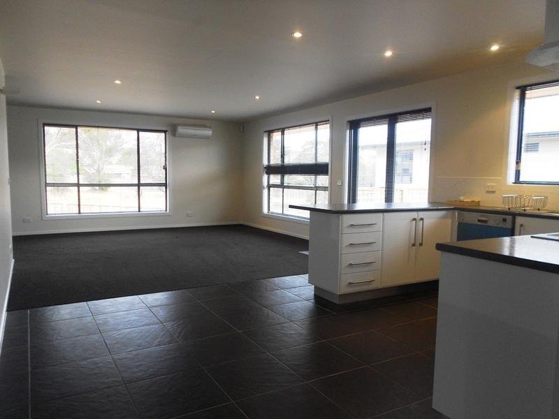 34 Horsham Road OAKDOWNS 4