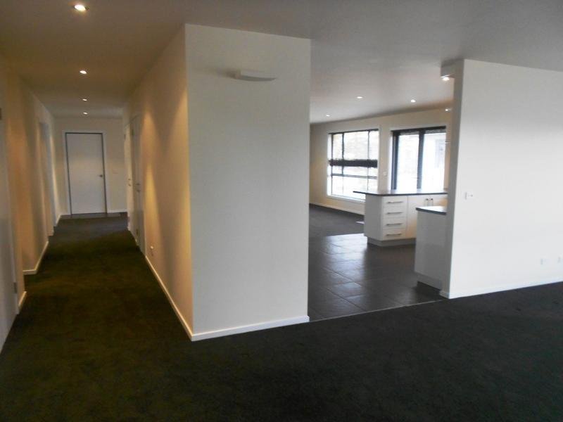 34 Horsham Road OAKDOWNS 5