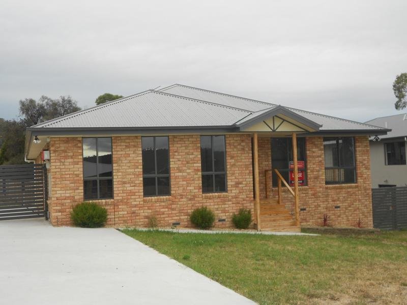 34 Horsham Road OAKDOWNS 9
