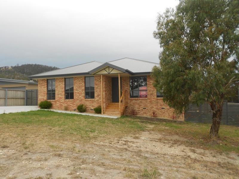34 Horsham Road OAKDOWNS 10