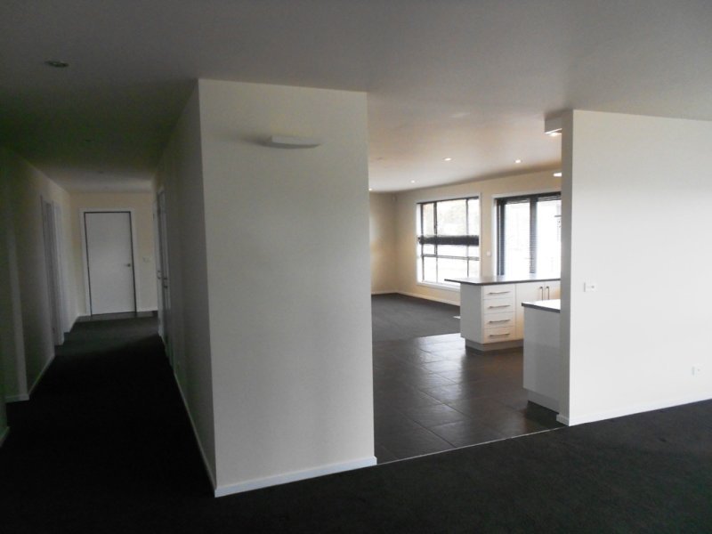 34 Horsham Road OAKDOWNS 12