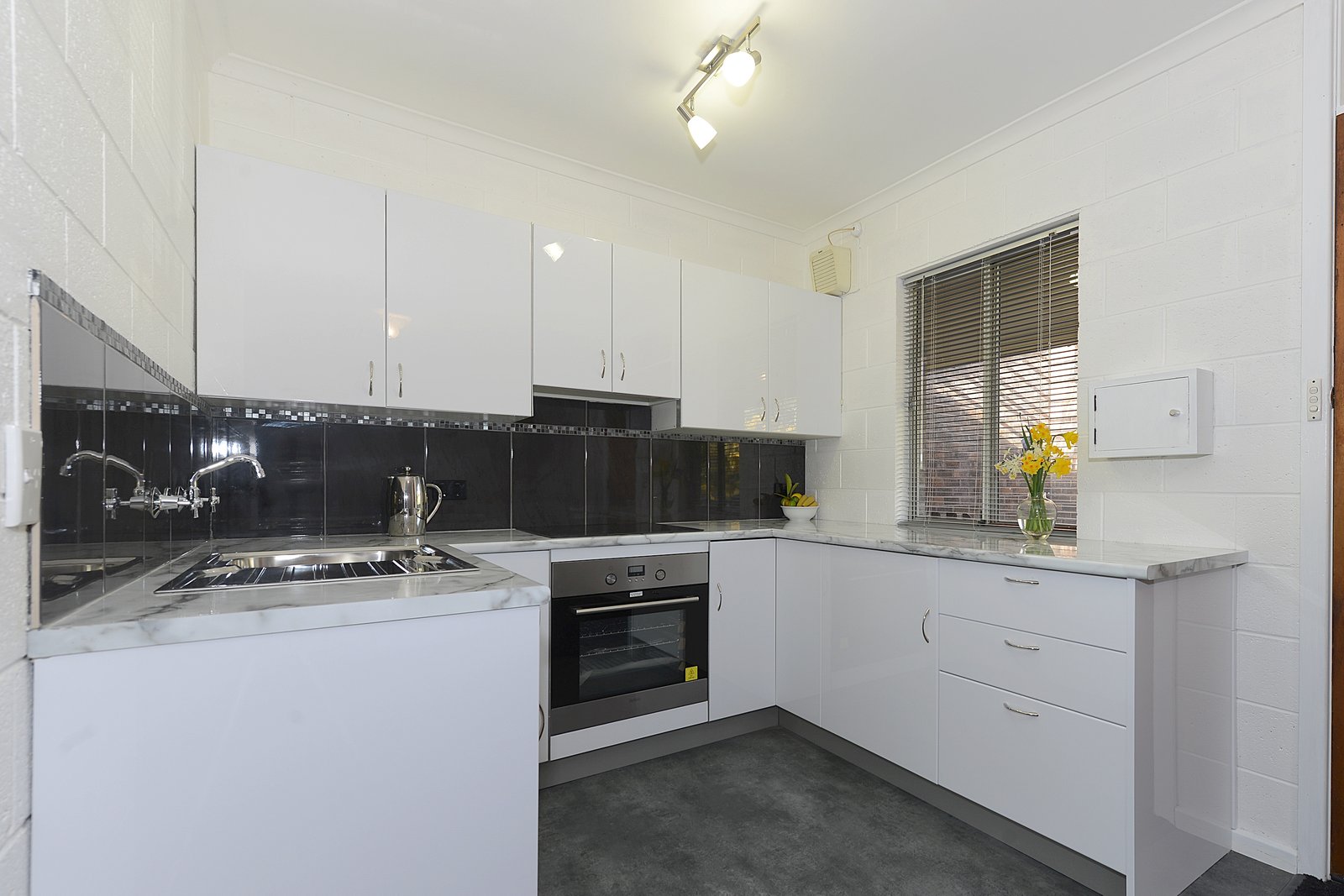 3/4 Onslow Place MOUNT NELSON 14