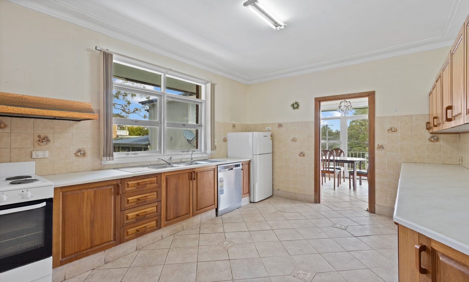 34 The Esplanade SYLVANIA 4