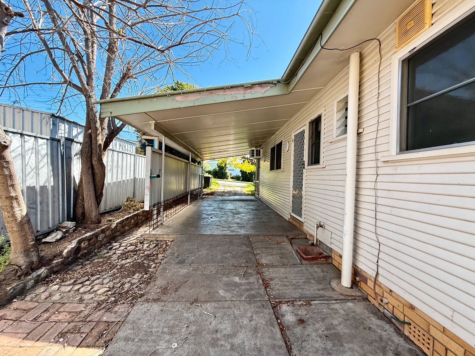 35 Croydon Aveue  TAMWORTH 3