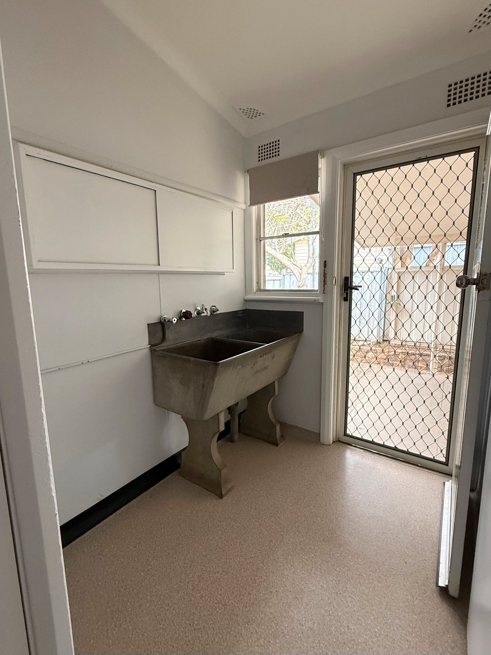 35 Croydon Aveue  TAMWORTH 6