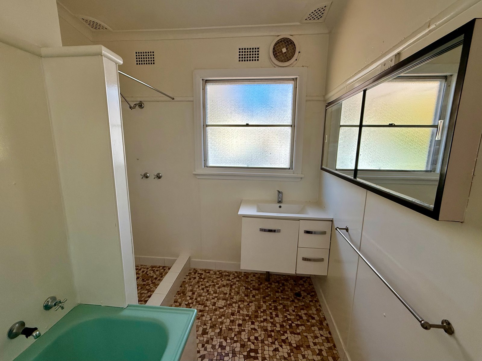 35 Croydon Aveue  TAMWORTH 9