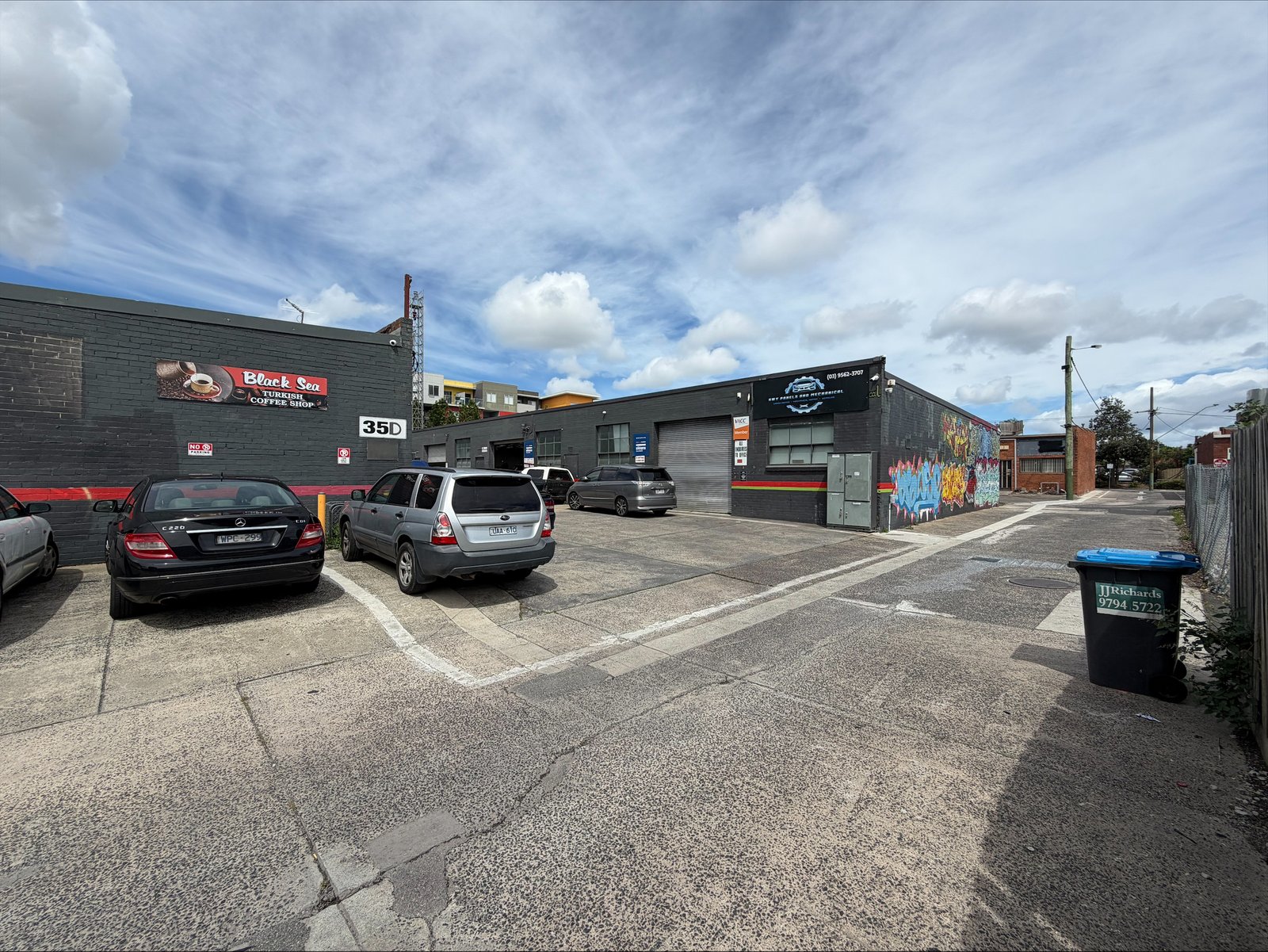 Photos: 35 E Buckley Street