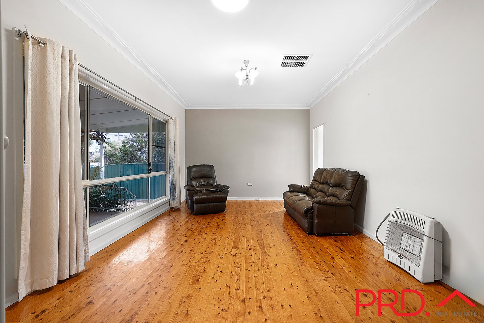 35 Edinburgh Avenue TAMWORTH 5