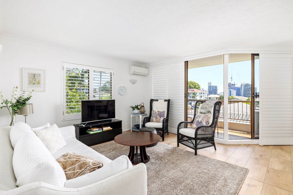 3/5 Hill Avenue Burleigh Heads 4