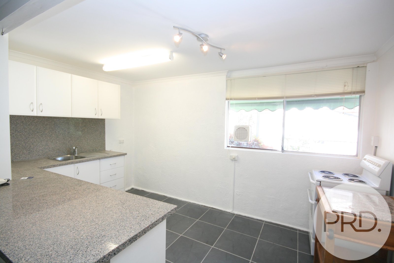 3/5 View Street WOOLOOWIN 6